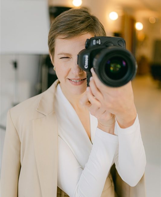 Fotografía de marca personal para elevar el Capital Visual de Lena Karelova